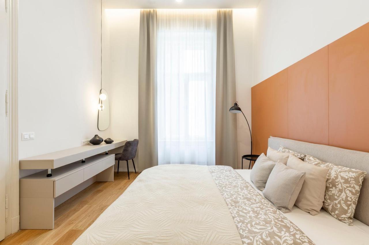 Luxurious Minimalist Residence With Sauna By Prestige Homes Budapest Bagian luar foto